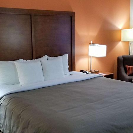 Econo Lodge Inn & Suites East Houston I-10 Екстер'єр фото