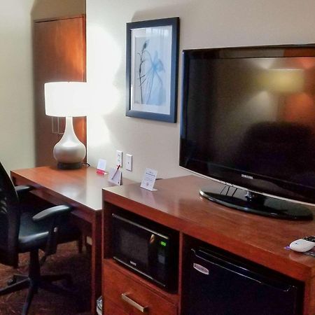 Econo Lodge Inn & Suites East Houston I-10 Екстер'єр фото