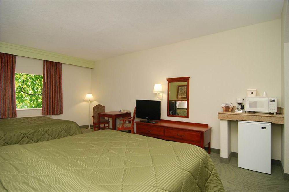 Econo Lodge Inn & Suites East Houston I-10 Екстер'єр фото