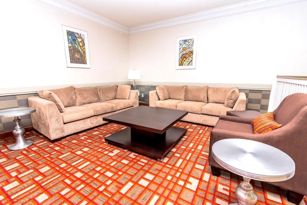 Econo Lodge Inn & Suites East Houston I-10 Екстер'єр фото