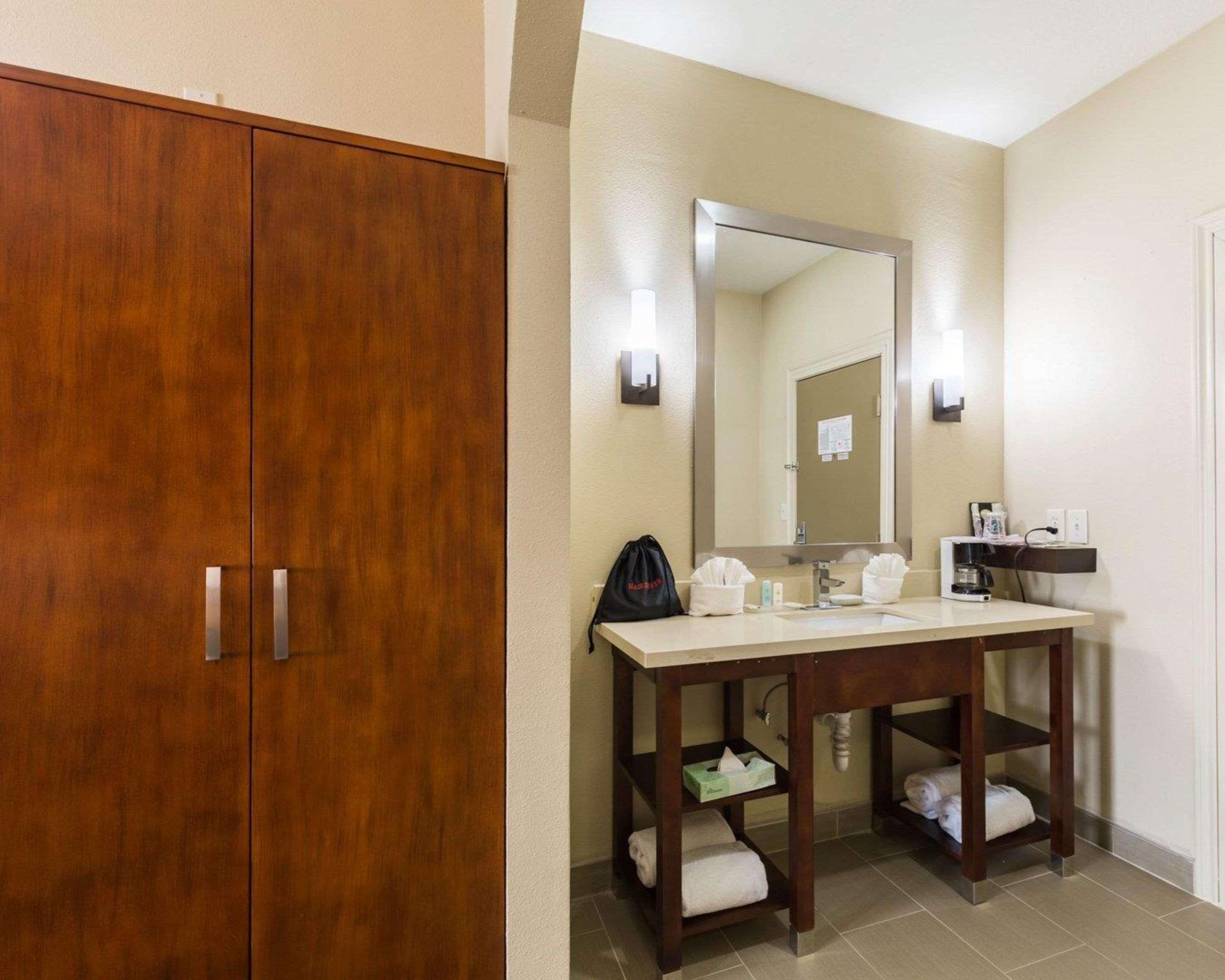 Econo Lodge Inn & Suites East Houston I-10 Екстер'єр фото