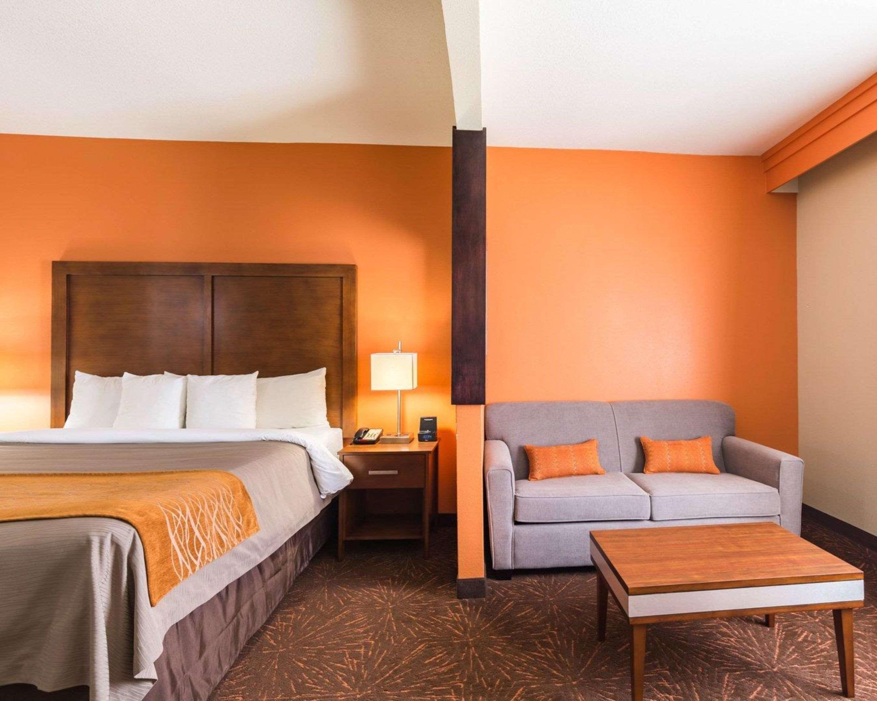 Econo Lodge Inn & Suites East Houston I-10 Екстер'єр фото