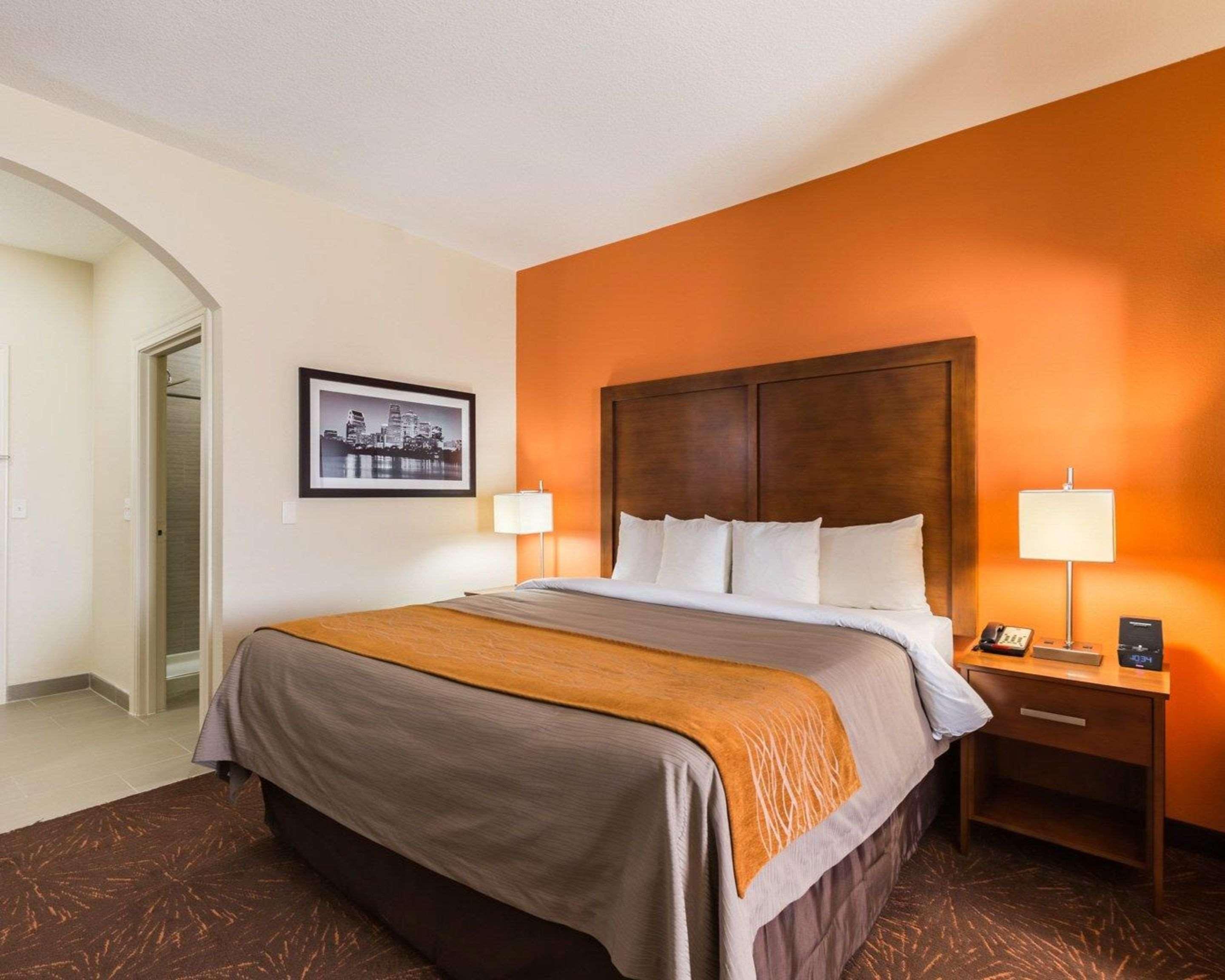 Econo Lodge Inn & Suites East Houston I-10 Екстер'єр фото