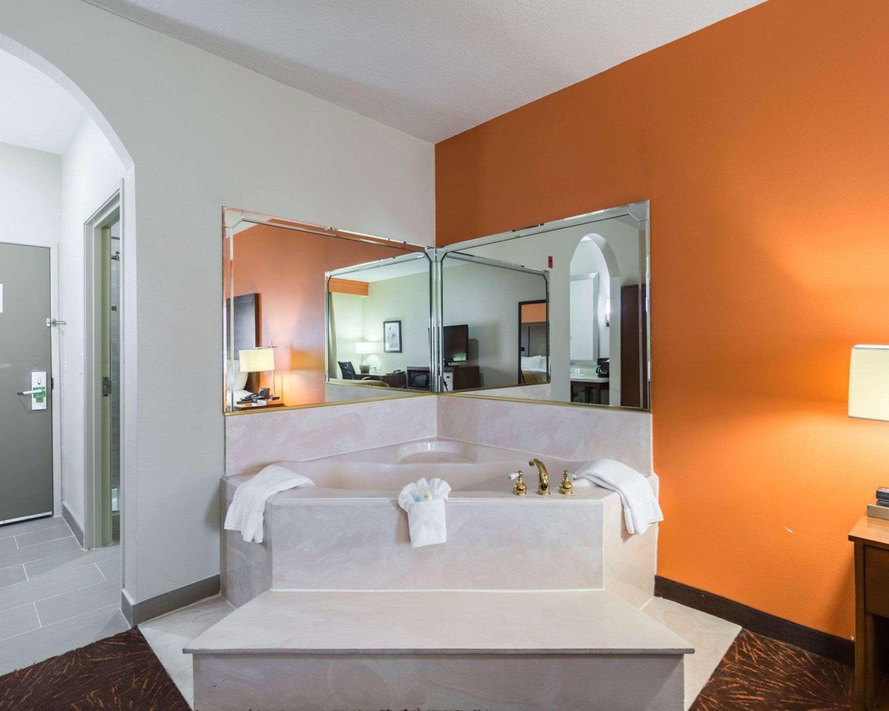 Econo Lodge Inn & Suites East Houston I-10 Екстер'єр фото