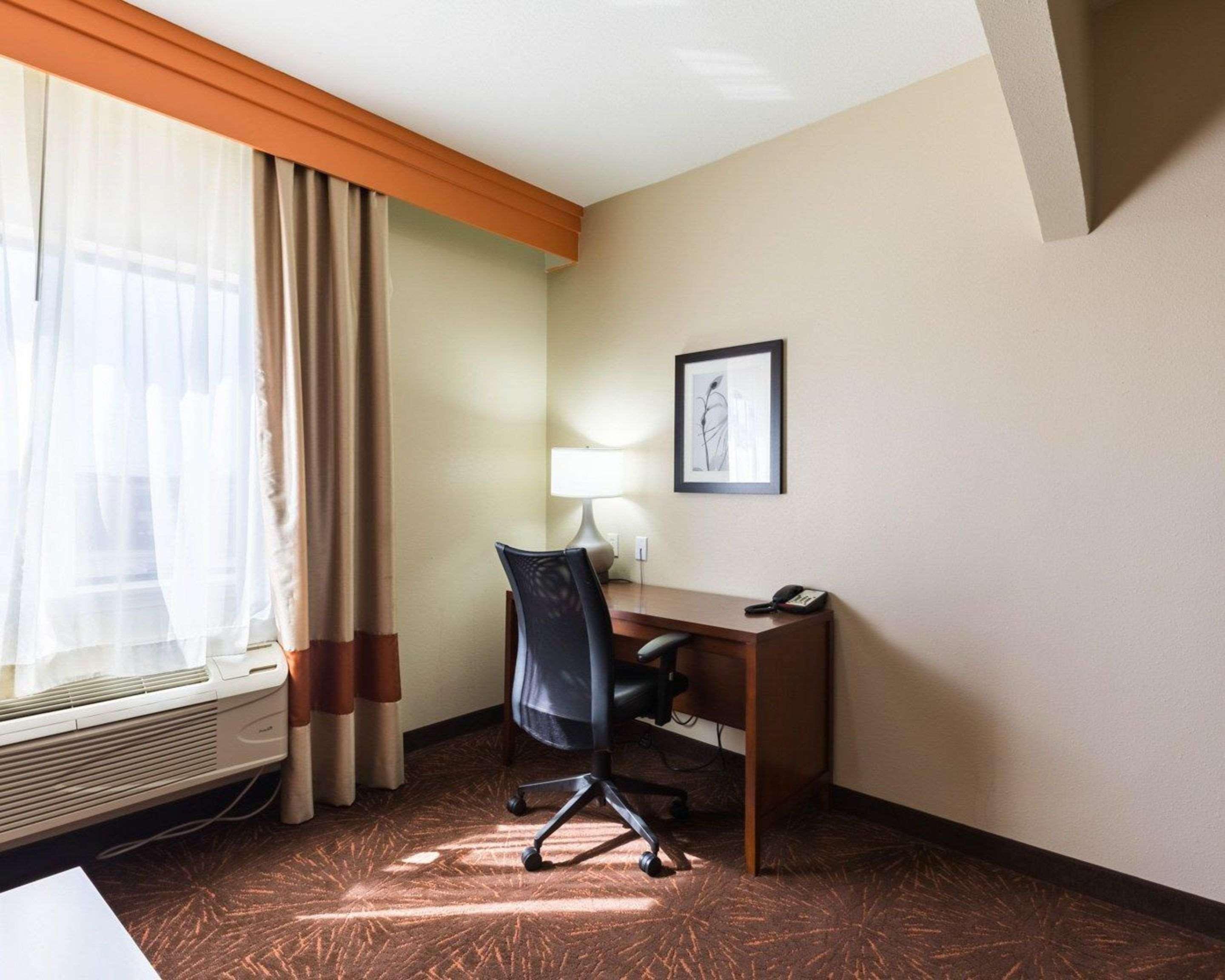 Econo Lodge Inn & Suites East Houston I-10 Екстер'єр фото
