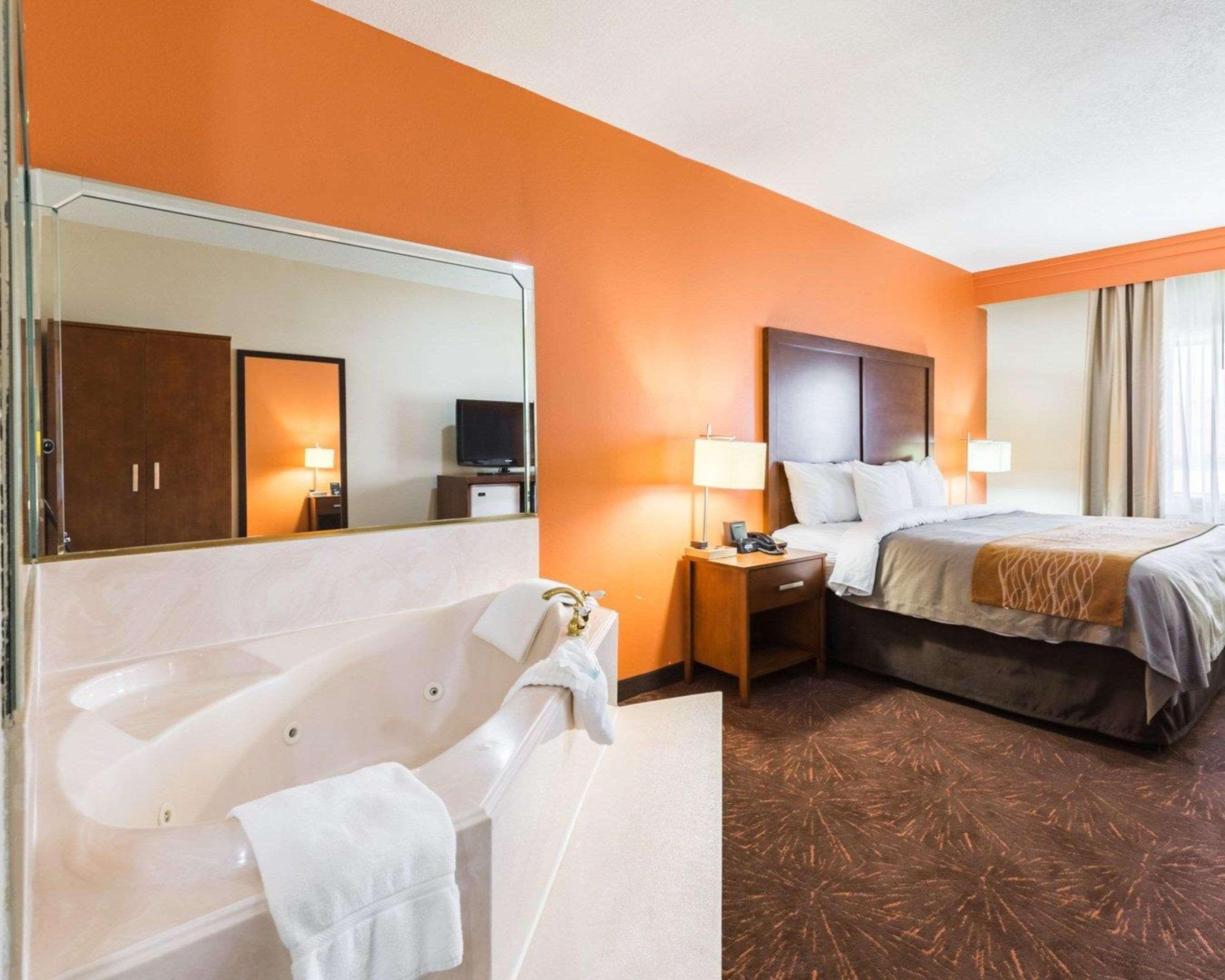 Econo Lodge Inn & Suites East Houston I-10 Екстер'єр фото