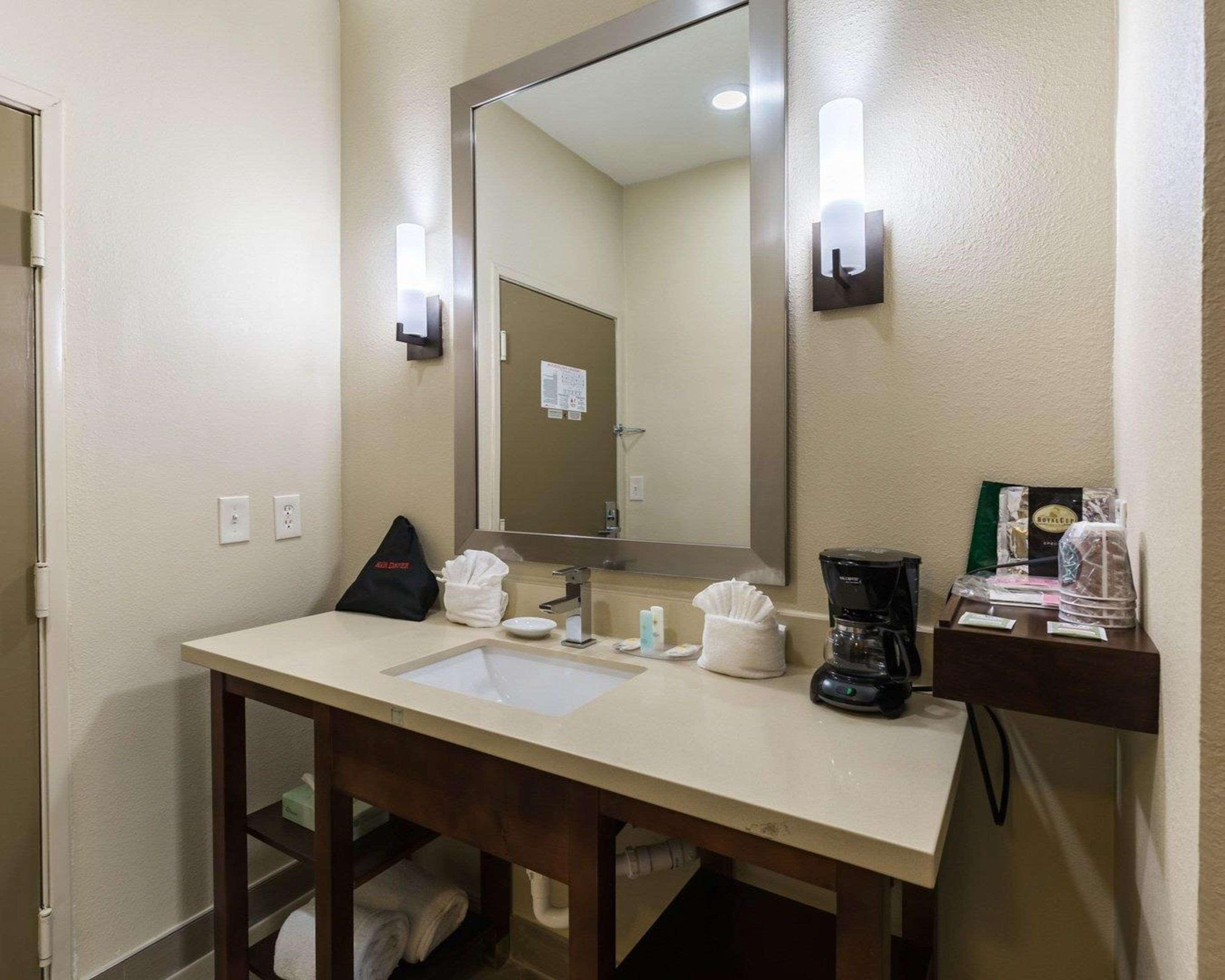 Econo Lodge Inn & Suites East Houston I-10 Екстер'єр фото