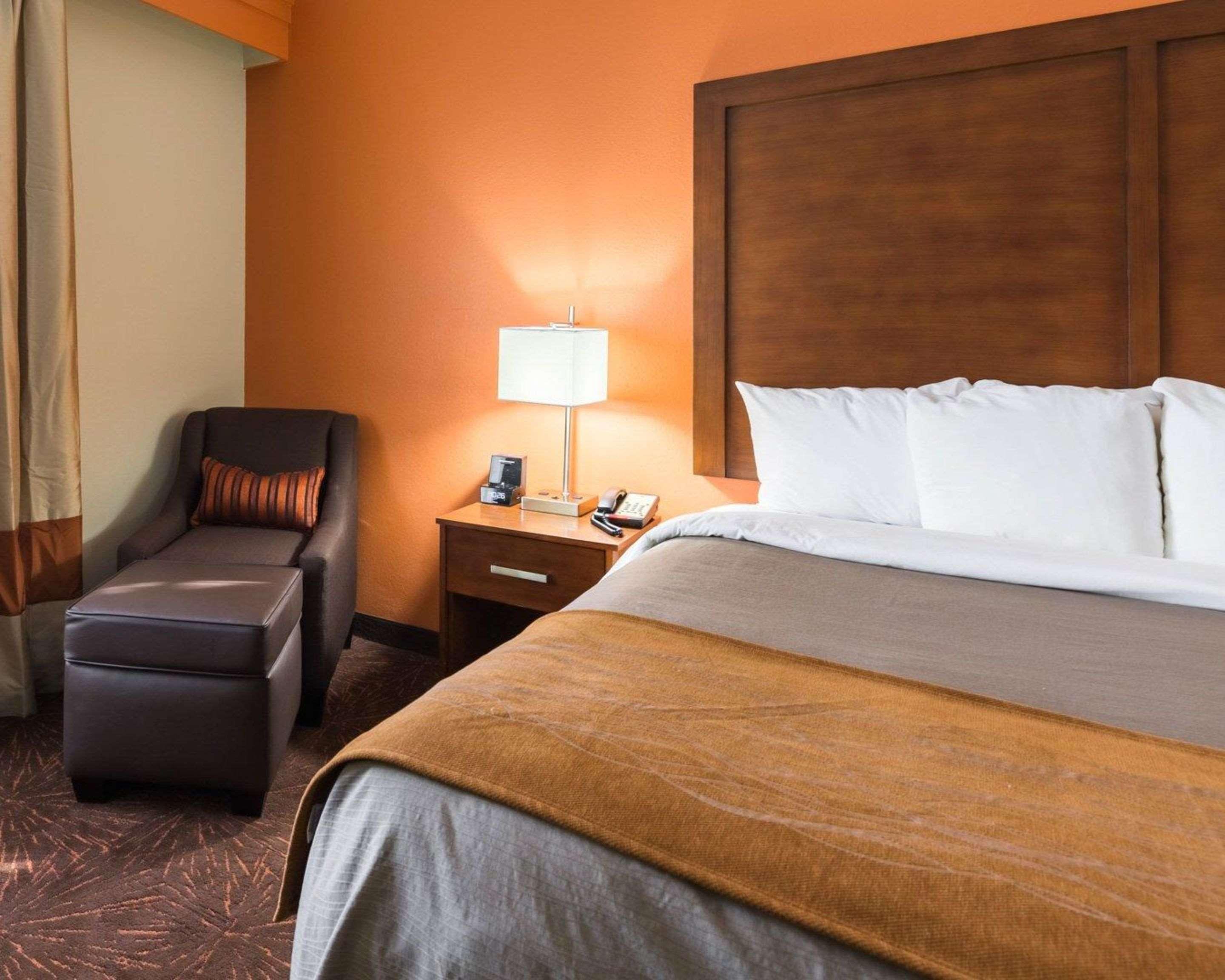 Econo Lodge Inn & Suites East Houston I-10 Екстер'єр фото