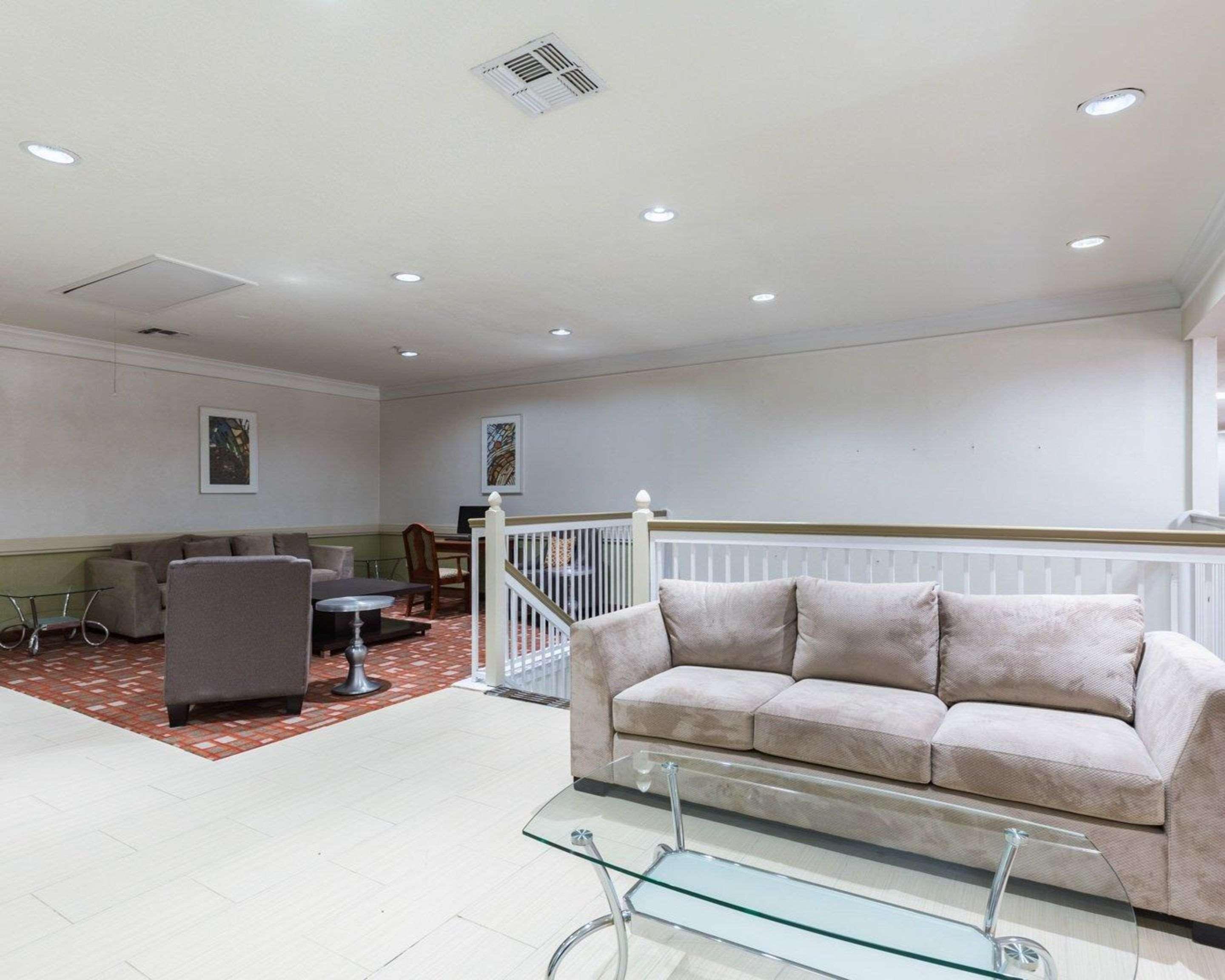 Econo Lodge Inn & Suites East Houston I-10 Екстер'єр фото