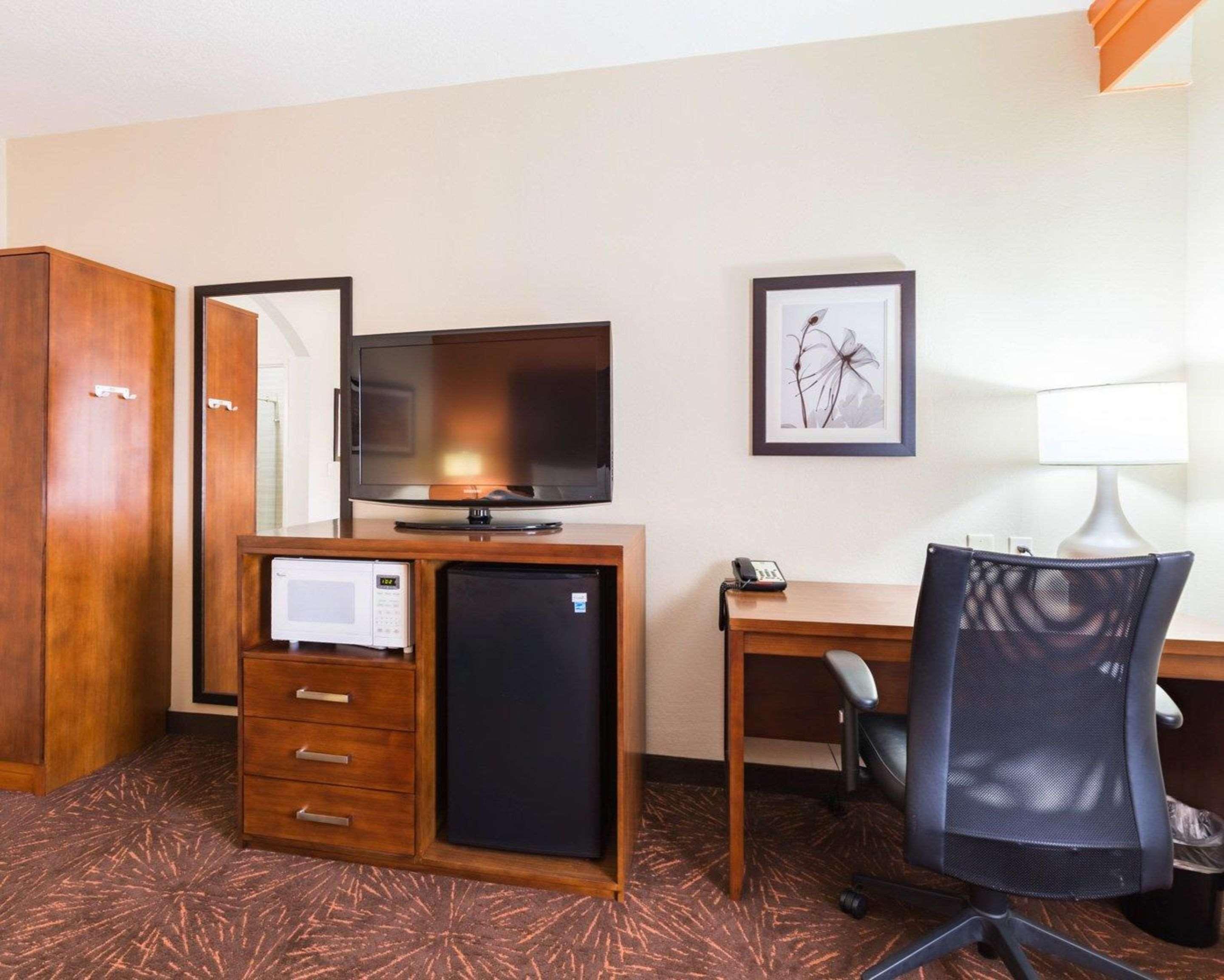 Econo Lodge Inn & Suites East Houston I-10 Екстер'єр фото