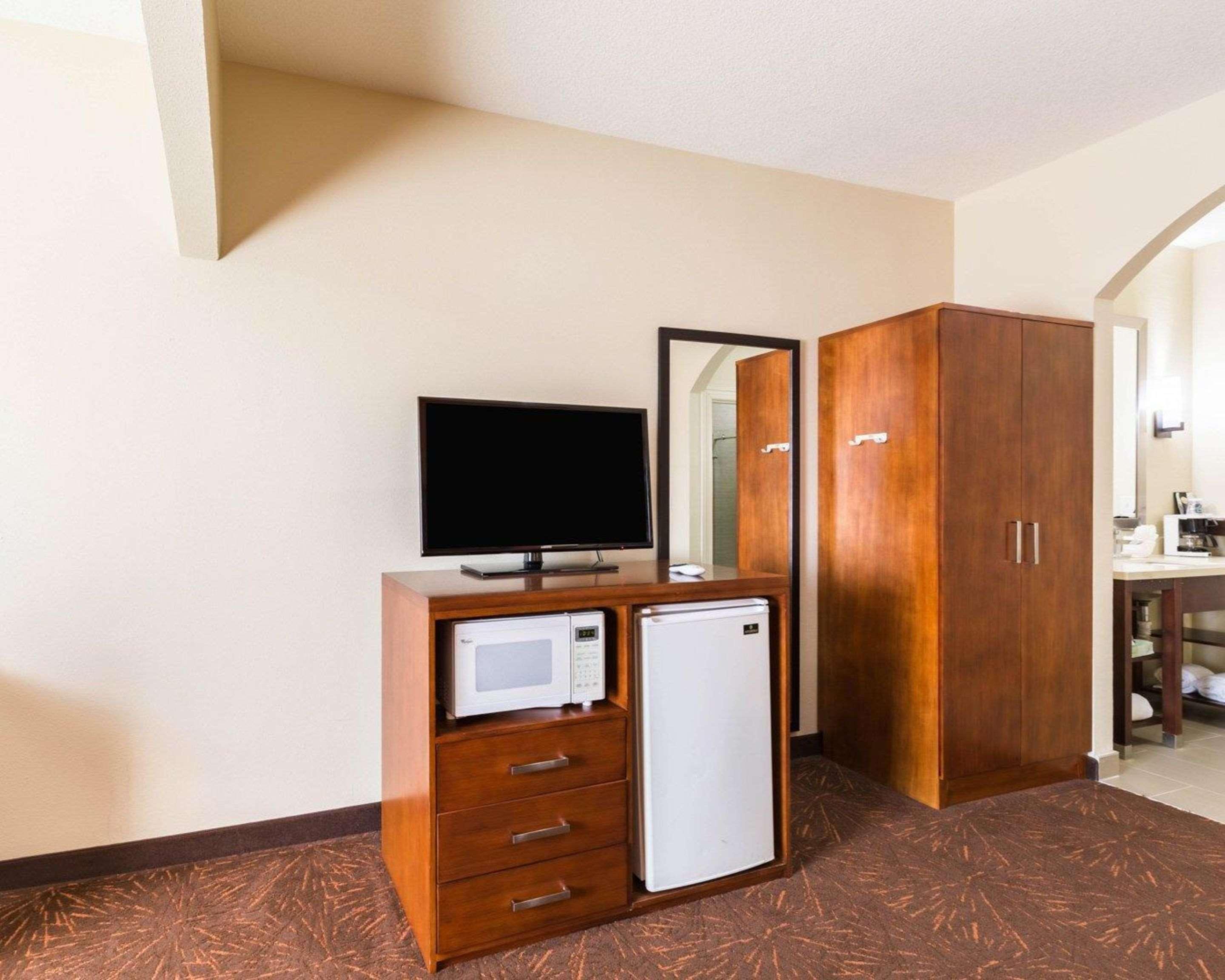 Econo Lodge Inn & Suites East Houston I-10 Екстер'єр фото