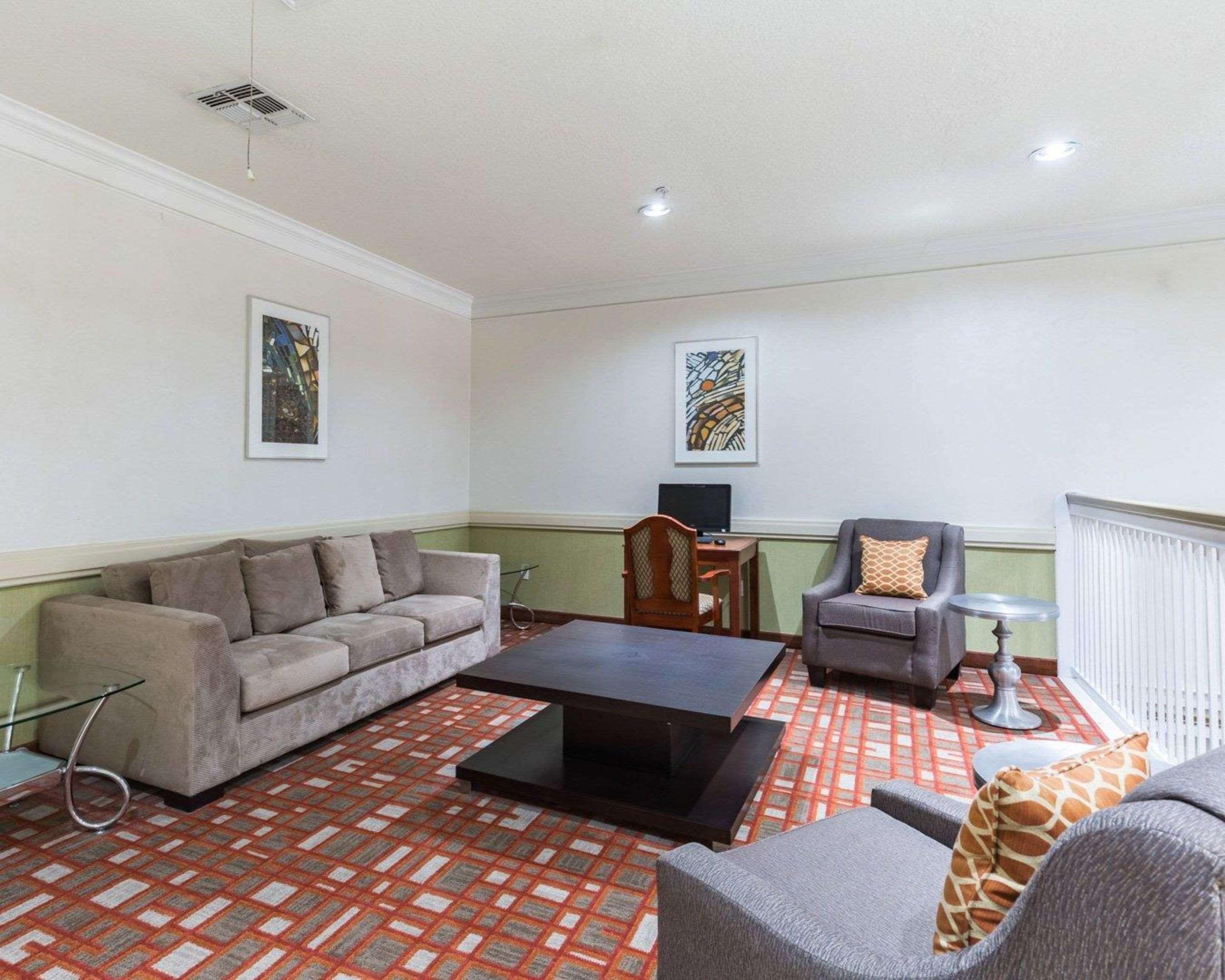 Econo Lodge Inn & Suites East Houston I-10 Екстер'єр фото