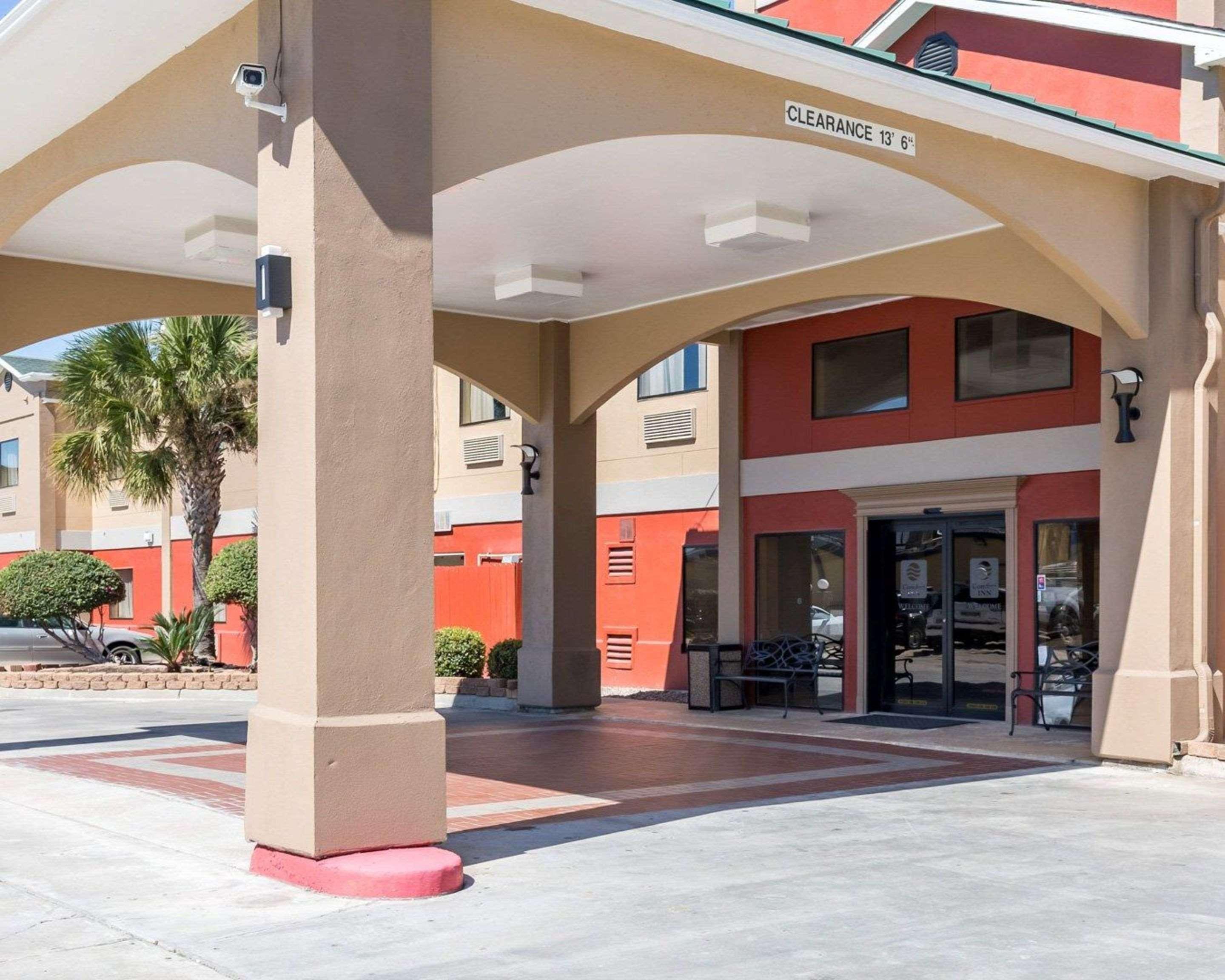 Econo Lodge Inn & Suites East Houston I-10 Екстер'єр фото