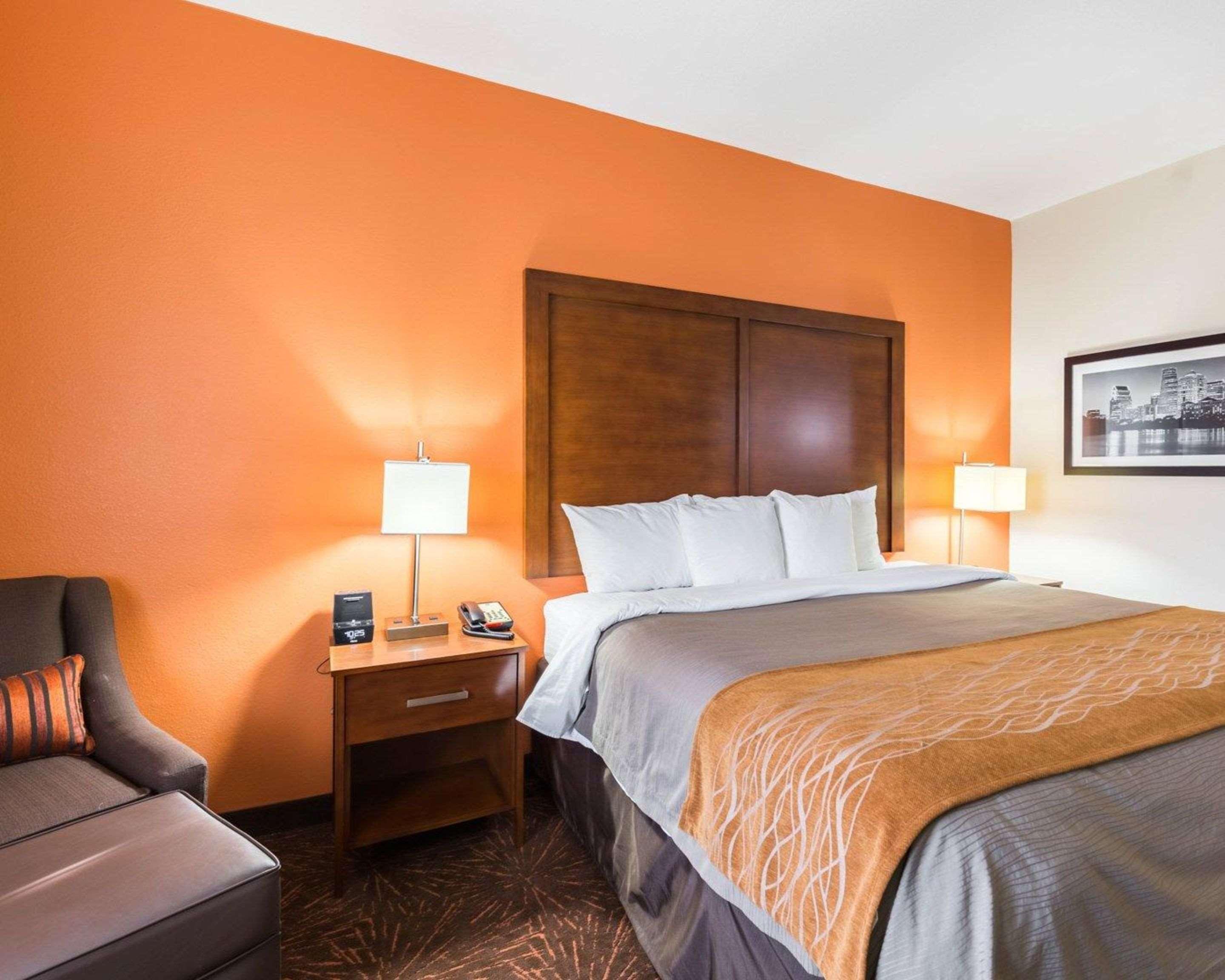 Econo Lodge Inn & Suites East Houston I-10 Екстер'єр фото