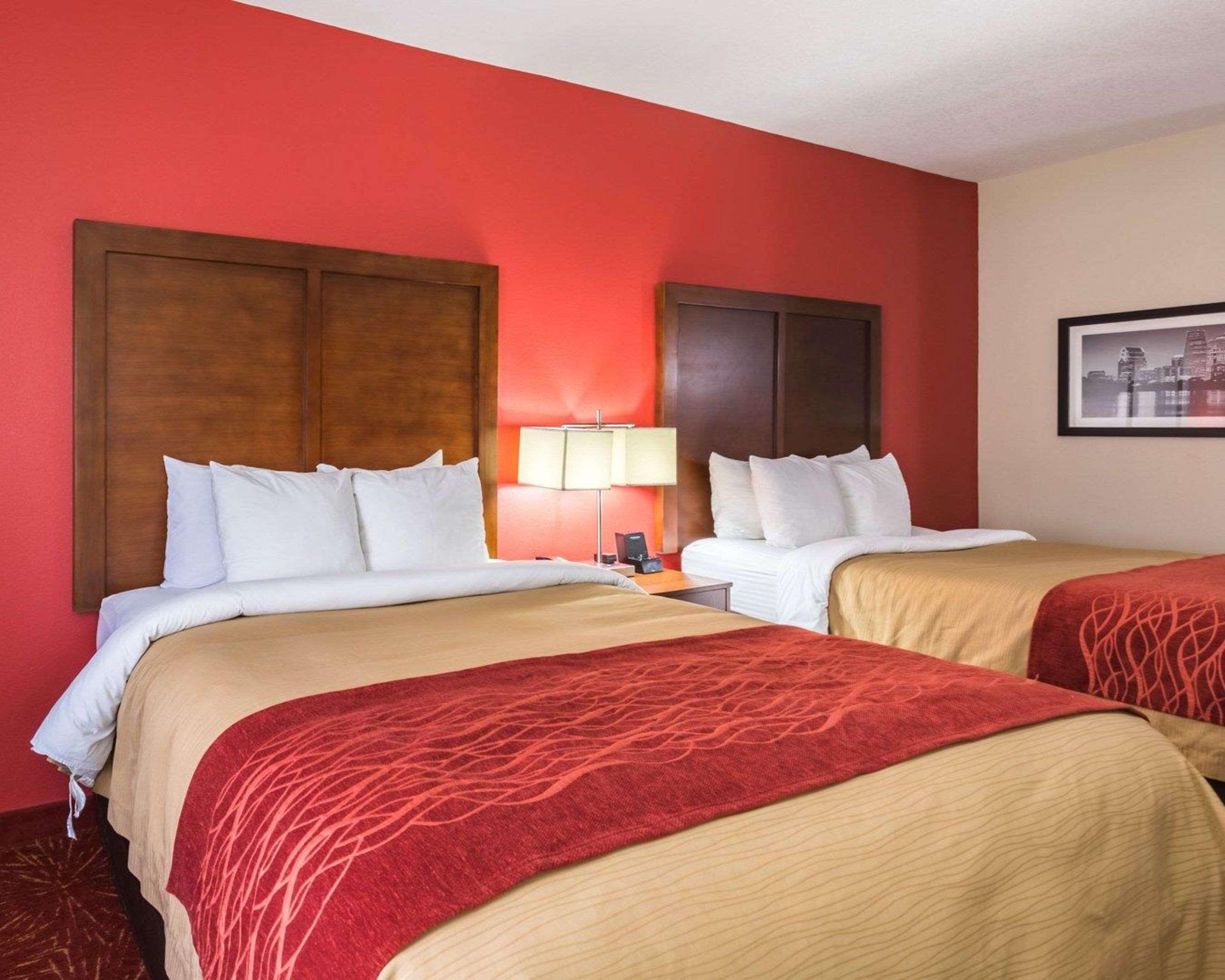 Econo Lodge Inn & Suites East Houston I-10 Екстер'єр фото