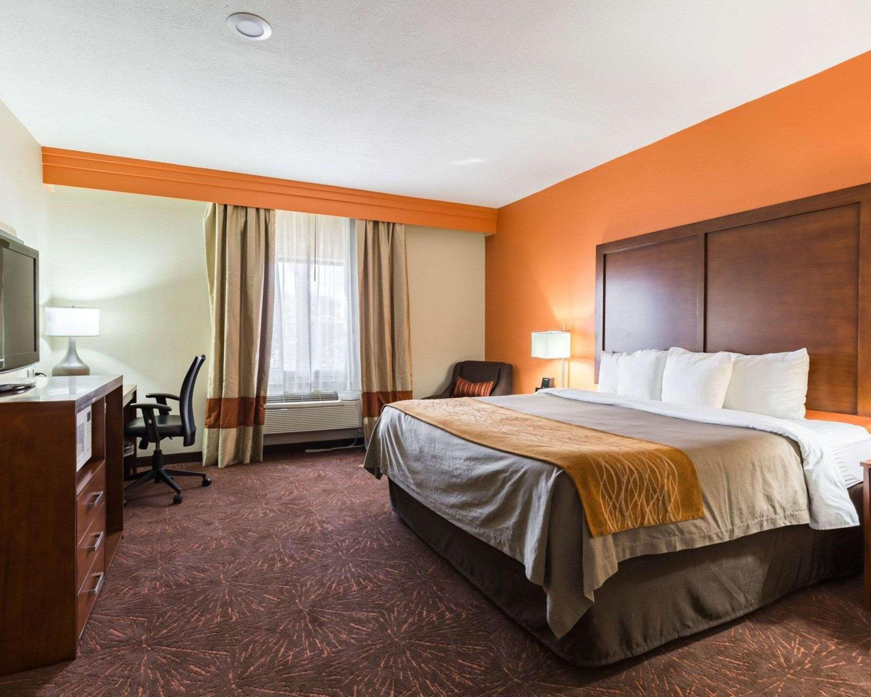 Econo Lodge Inn & Suites East Houston I-10 Екстер'єр фото