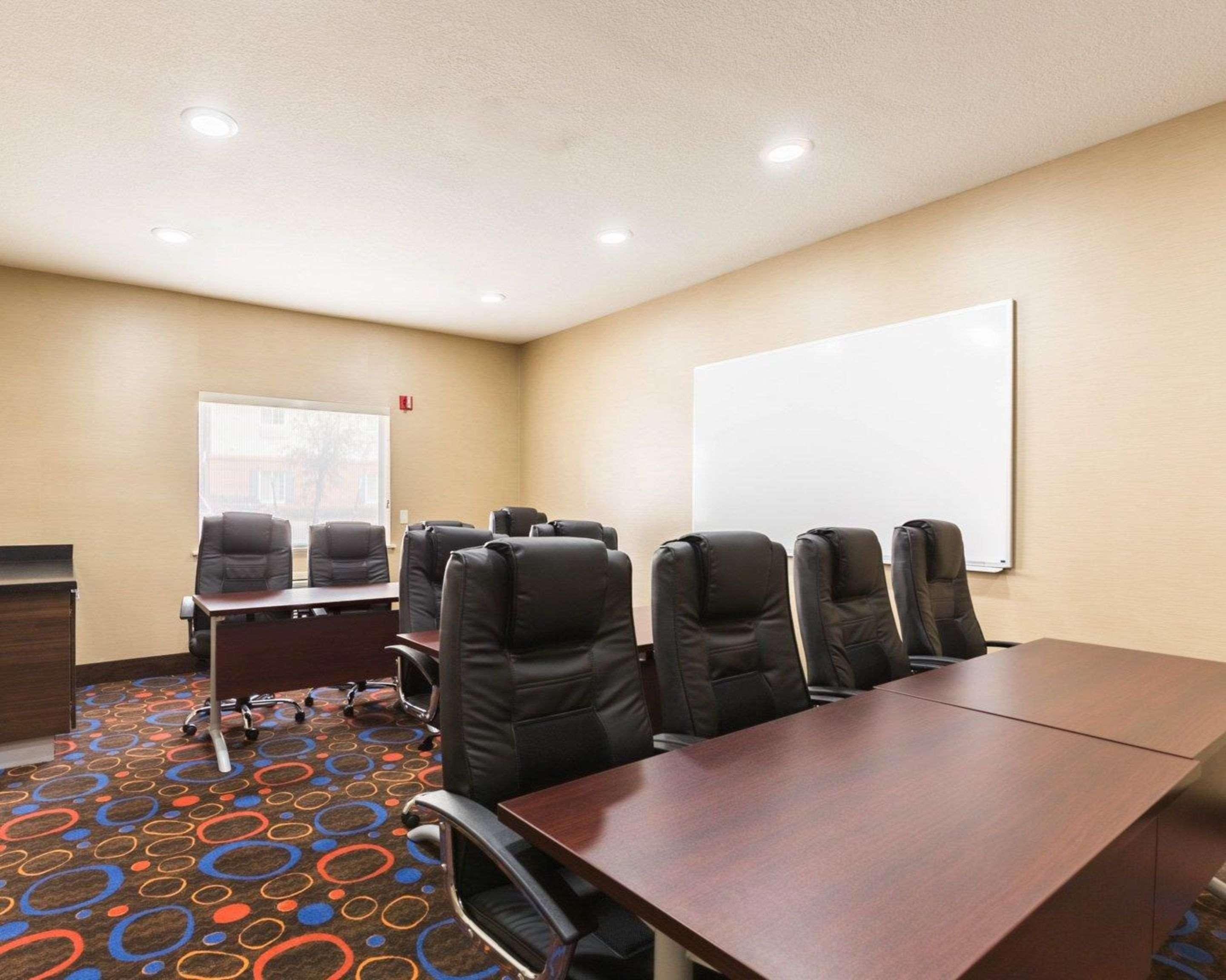 Econo Lodge Inn & Suites East Houston I-10 Екстер'єр фото