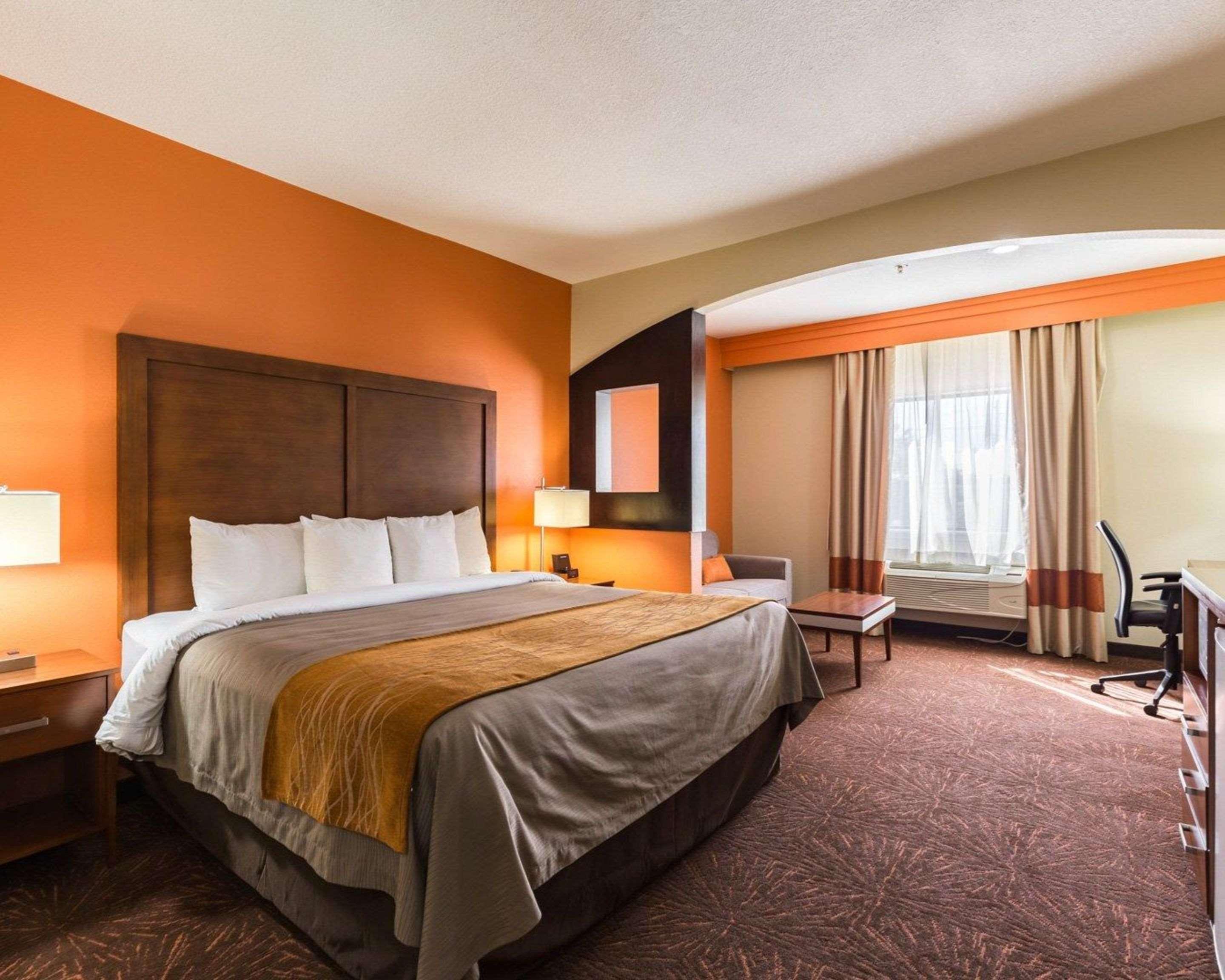 Econo Lodge Inn & Suites East Houston I-10 Екстер'єр фото