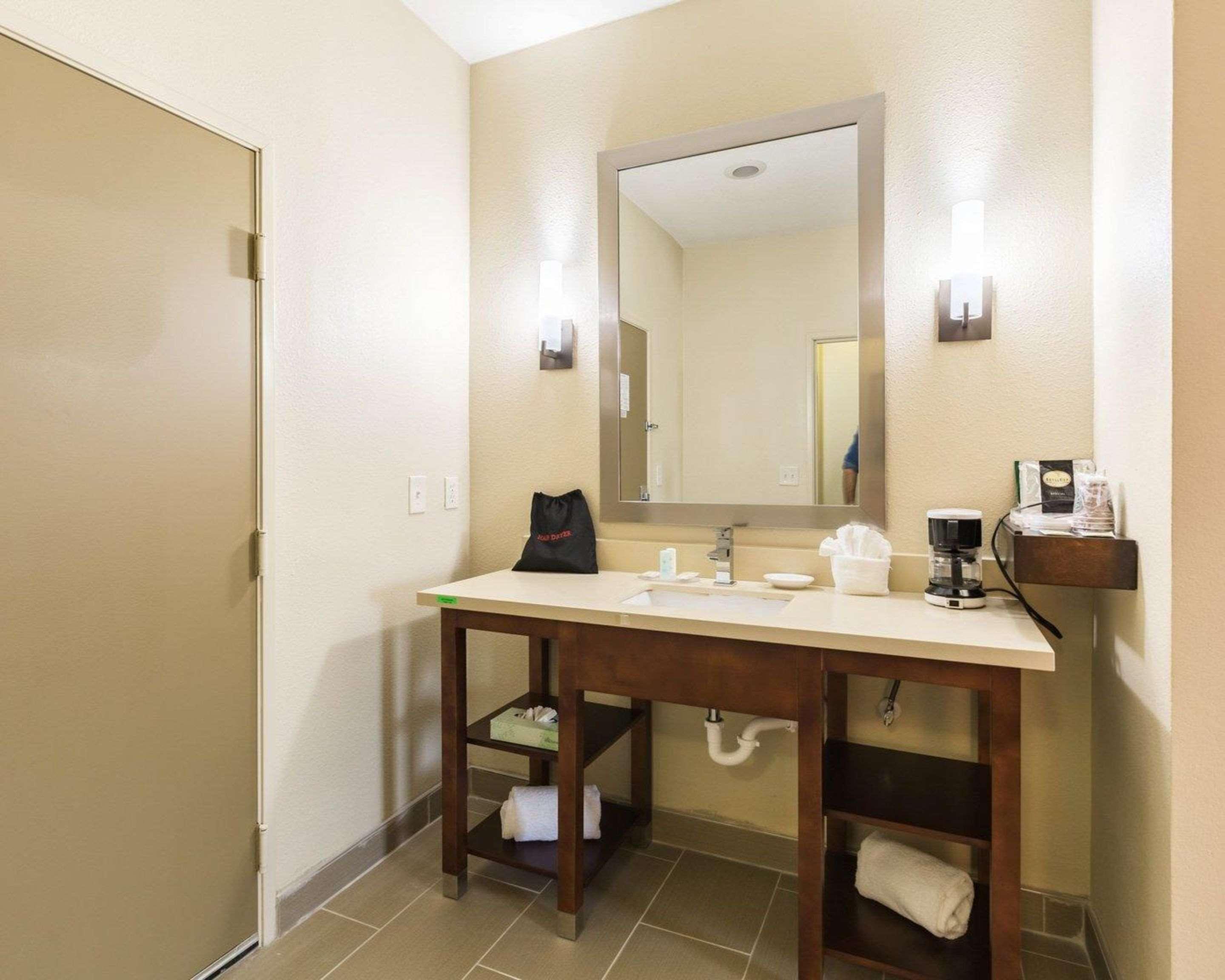 Econo Lodge Inn & Suites East Houston I-10 Екстер'єр фото