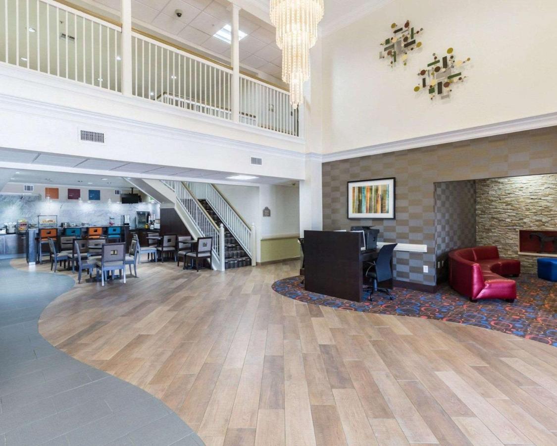 Econo Lodge Inn & Suites East Houston I-10 Екстер'єр фото