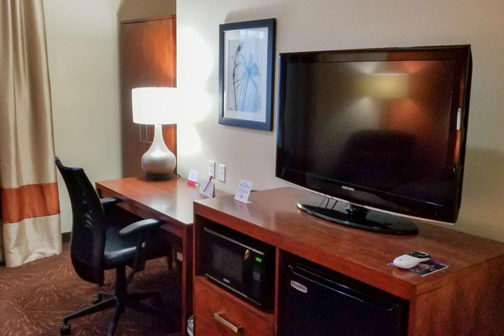Econo Lodge Inn & Suites East Houston I-10 Екстер'єр фото